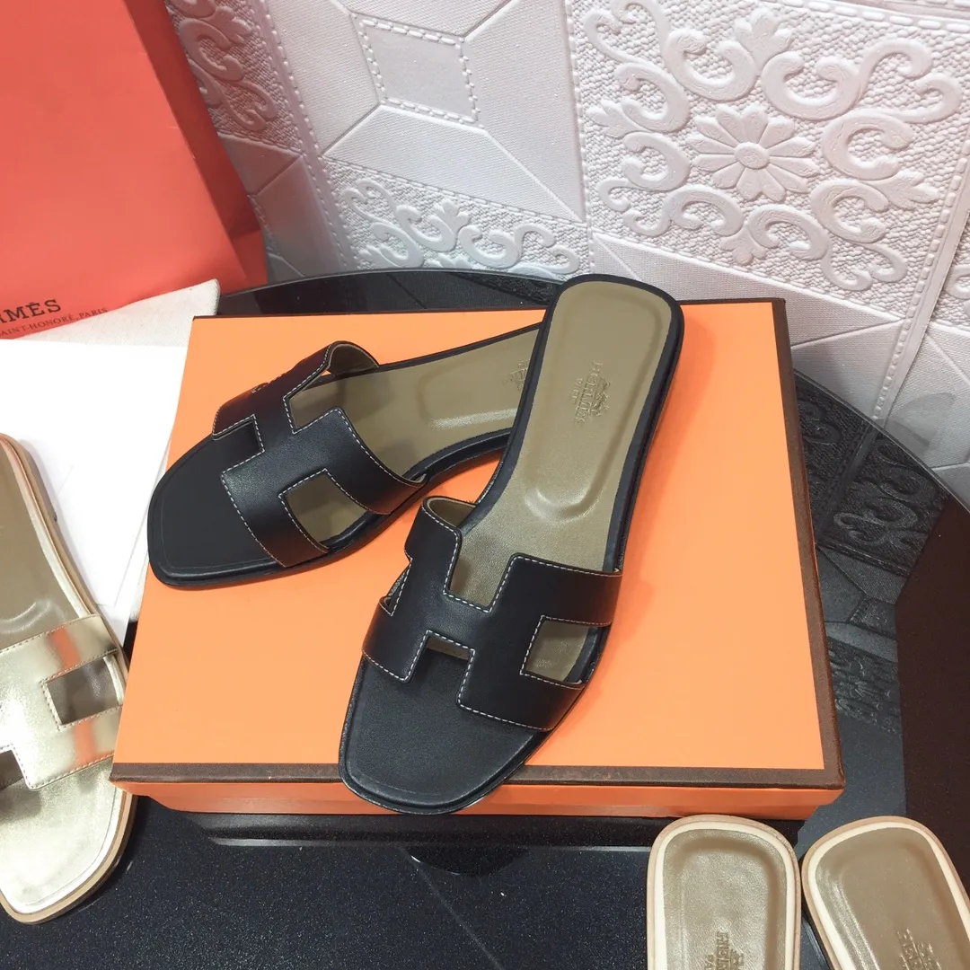 👟👟Ex-factory price 480👟👟 Newly revised version of the 2023 series (Hermès), upgraded packaging, upgraded version and workmanship materials. Hermes®🔴Handmade shoes on the market👟👟 👟👟 Product Hermès slippers🐎 —————————— The most classic, real handmade shoes, even the number of stitches is the same as the original, handmade by masters! ❥High-end customization, exclusive products, industry⚠❥Using: Hermers upper: Italian imported cowhide + original custom-grade Australian sheepskin feet + genuine leather outsole (pursuing top walking comfort) 👟👟 ~~〰〰〰〰❥ Packaging: ✔🚦Pay attention to the packaging➰Exclusive box 〰Original quality on sale━━━━Hermes━━━━━ size: 35-40 (34.41.42 custom-made, non-refundable)
